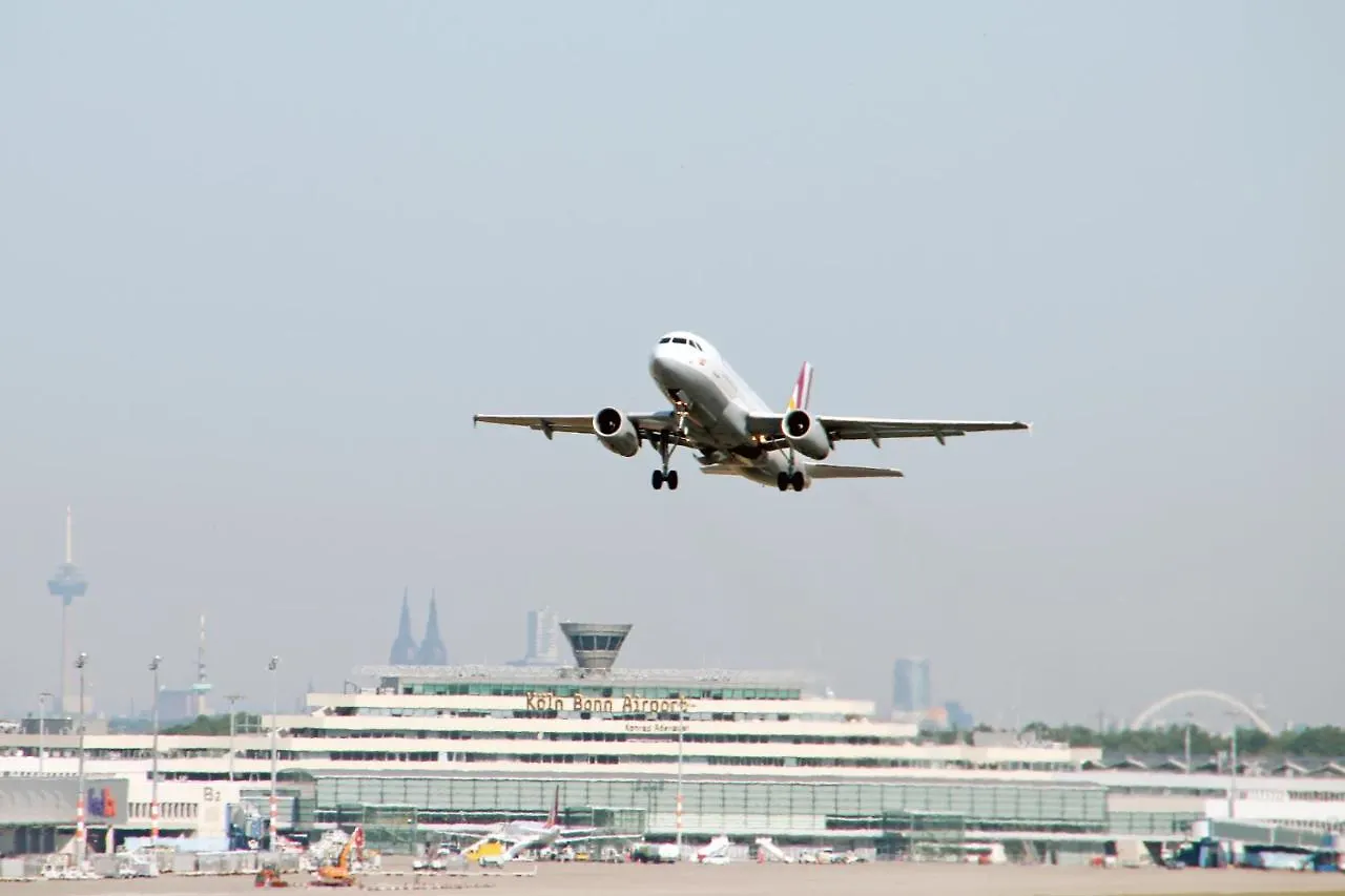 Smarty Airport Cologne Hotel - Kontaktloser Self Check-In 3*,  Germany