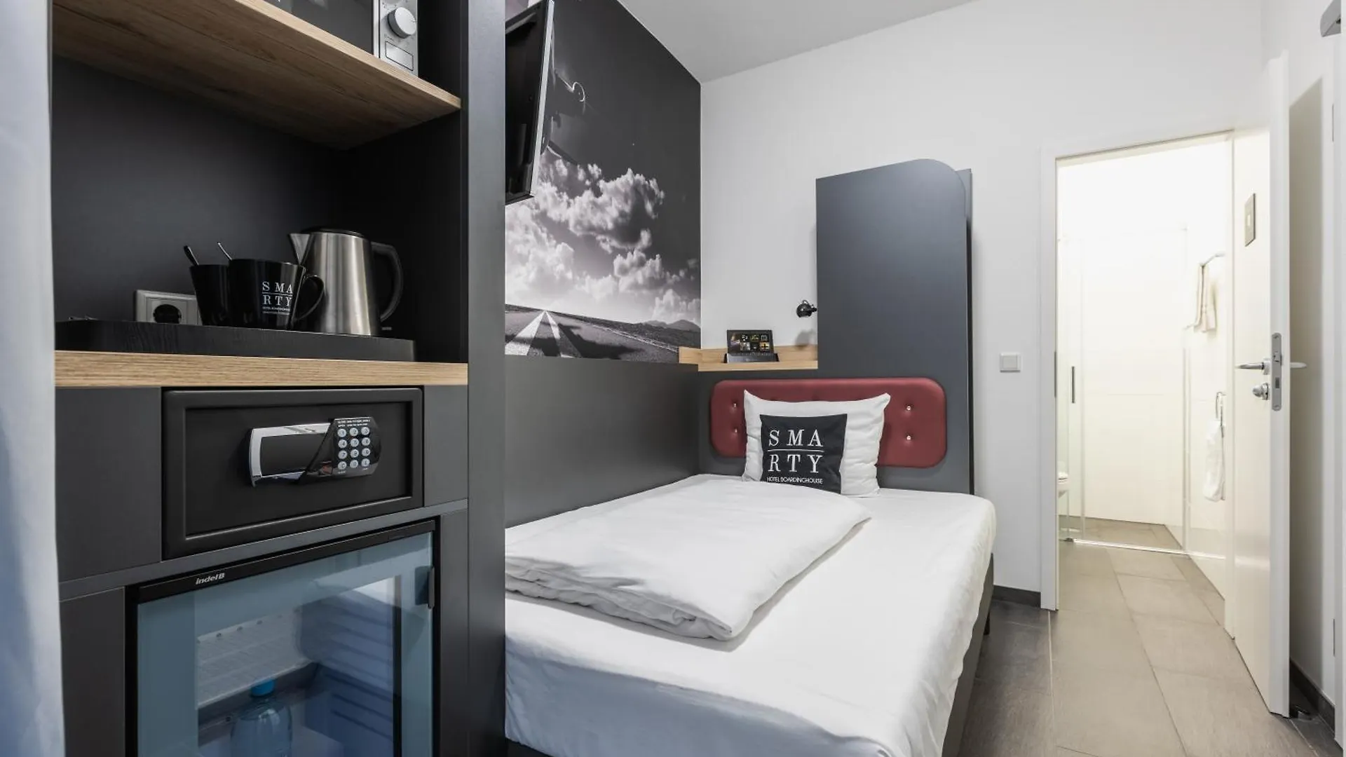 Smarty Airport Cologne Hotel - Kontaktloser Self Check-In Germany