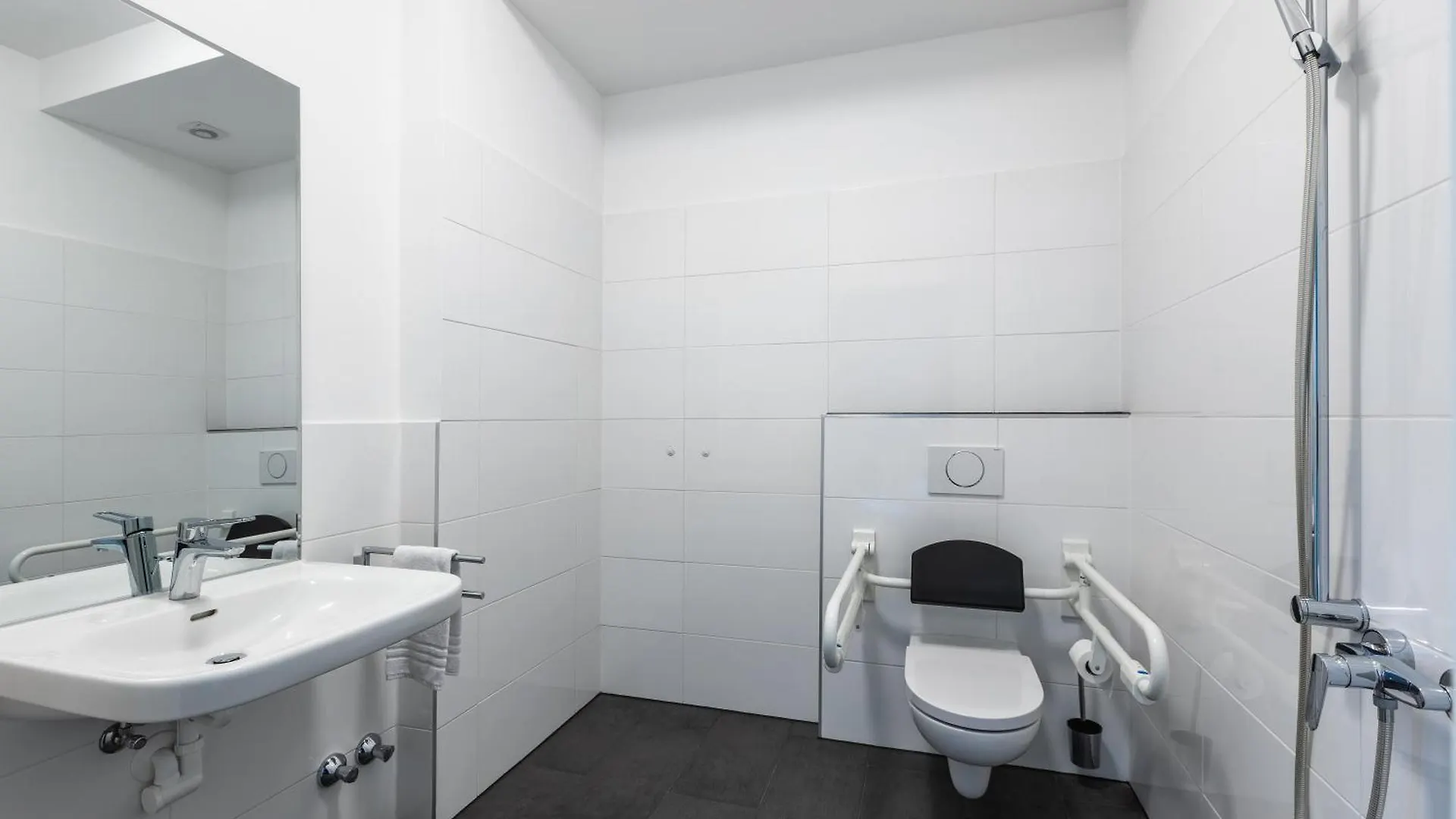 Smarty Airport Cologne Hotel - Kontaktloser Self Check-In Germany